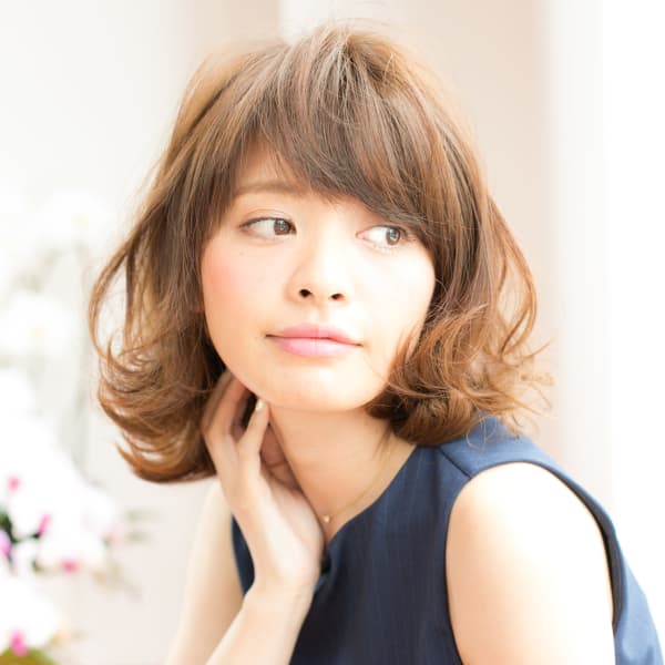 ほつれるように揺れ動く大人ガーリーなミディアムウェーブ|APIS beauty and cure
