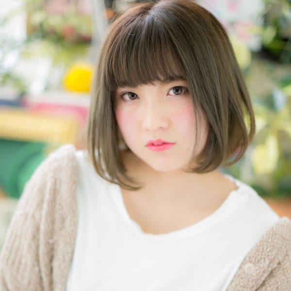 アースカラー小顔ぱっつんオン眉前下がりストカール大人ボブ