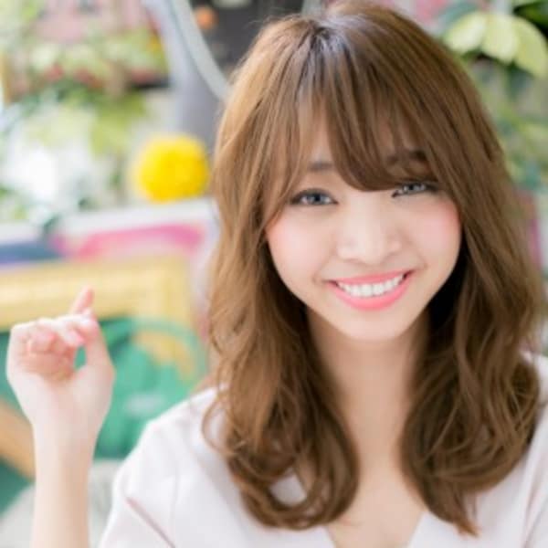 アシンメトリーなエアリーロングで美人顔