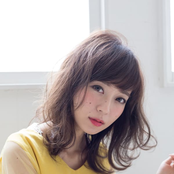 グレージュアッシュベージュカラーのセミロング