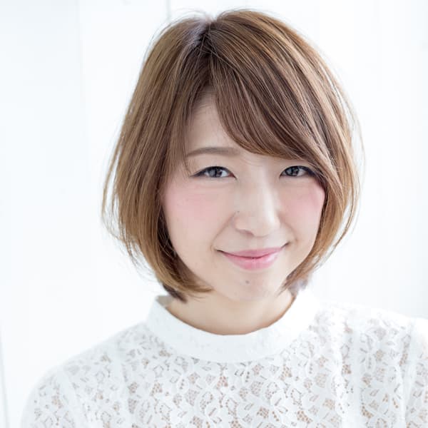 ベージュカラーの大人ボブ