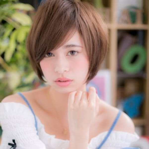 斜めバングで小顔に♪エアリーショートボブ