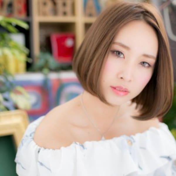 センターパートで都会派大人ボブ