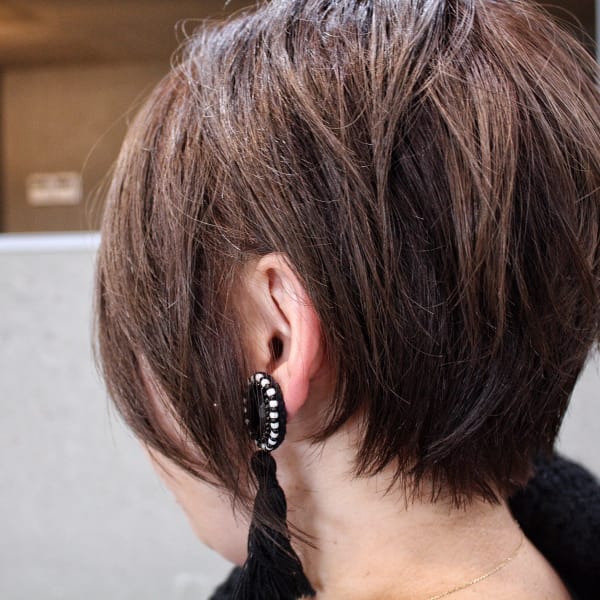 エッジを聞かせた大人のショート|HOME hair