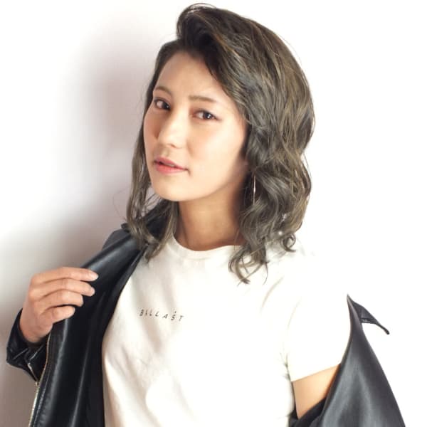 大人グレージュで魅せる無造作ウェーブ