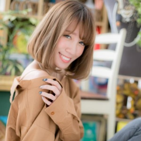 外国人風透け感ハイトーンカラー小顔ぱっつん切りっぱなしボブ