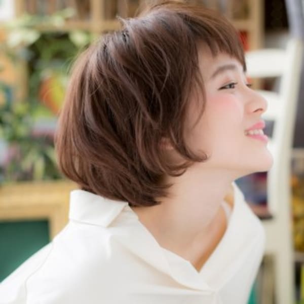 大人かわいいバレイヤージュゆるふわくせ毛風アシンメトリーボブ