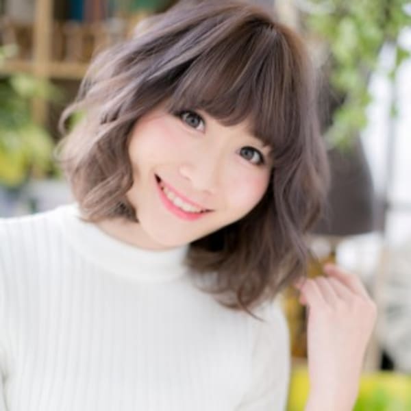 個性的プラチナアッシュゆるふわ抜け感フレンチガーリーミディ