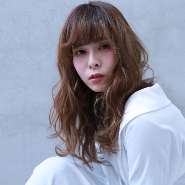 フラッフィウェーブで大人上品ロングスタイル