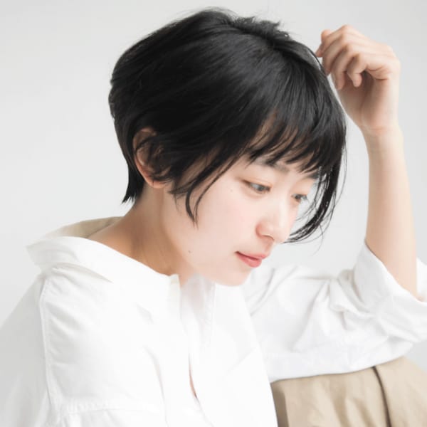 30代におすすめ☆まゆ上バングの黒髪ショート