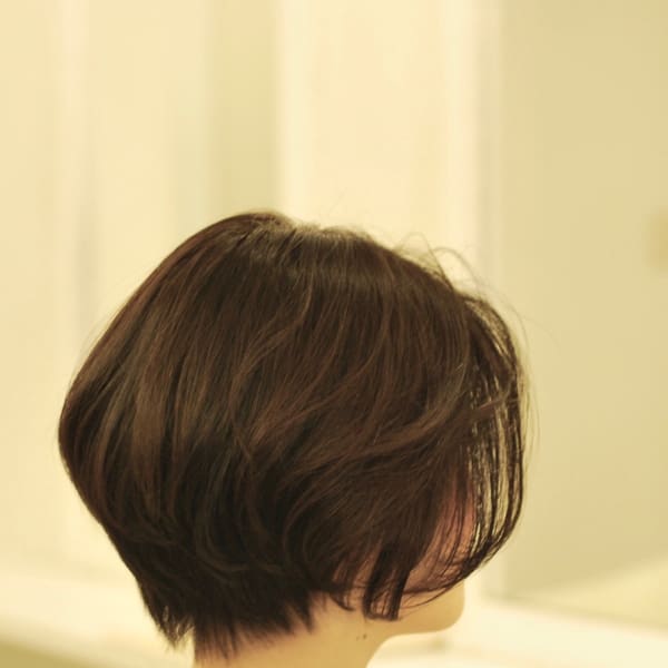 柔らかシルエットの前下がりショート