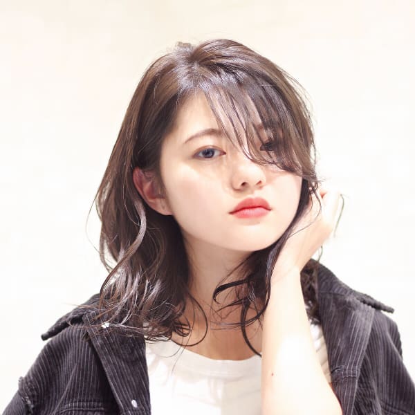 ダークカラーのヌーディヘア。