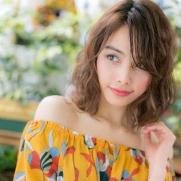 斜めバングのくせ毛風セミウェットミディ