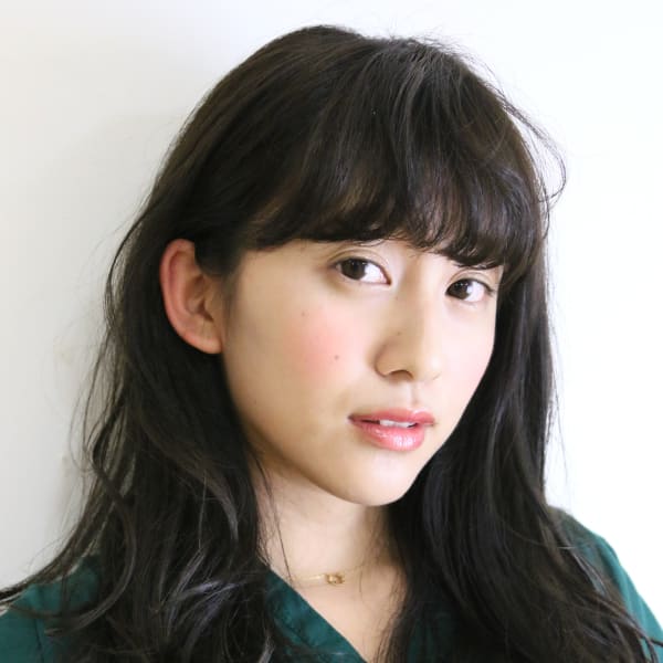 厚めバング＆耳掛けロングで大人可愛い|DIMPLE