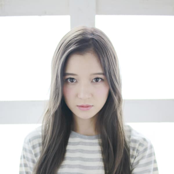 グレージュカラーのナチュラルストレート