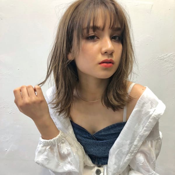 ひし形シルエットの外ハネ切りっぱなしボブ