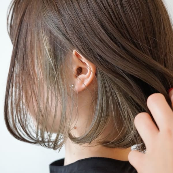 ナチュラルな色合いでさりげないお洒落なインナーカラー