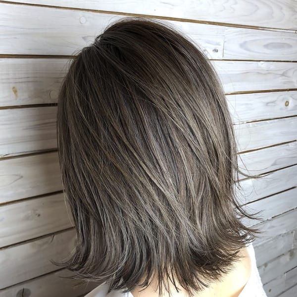 ハイライト×グレージュ×切りっぱなしボブ