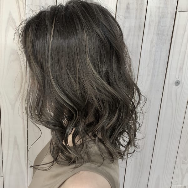 【Rowel】ハイライト×アッシュグレー×ミディアムロブ