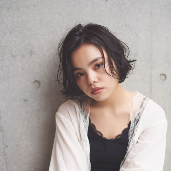 毛先を遊ばせた大人可愛いボブ。