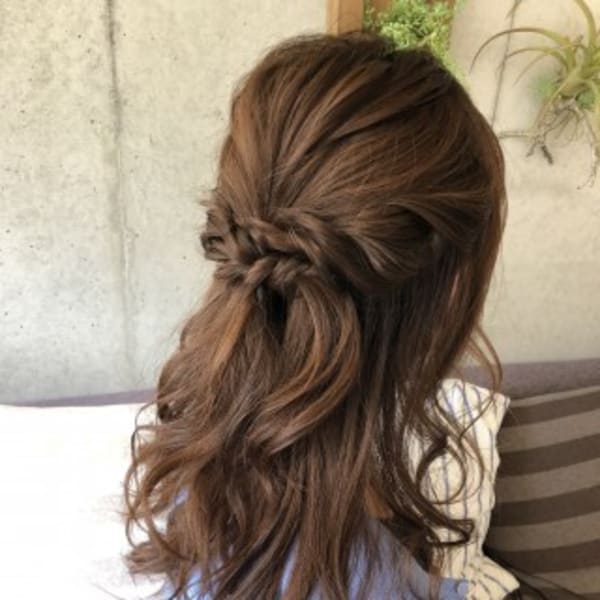 ナチュラルなのにオシャレなねじりハーフアップ☆