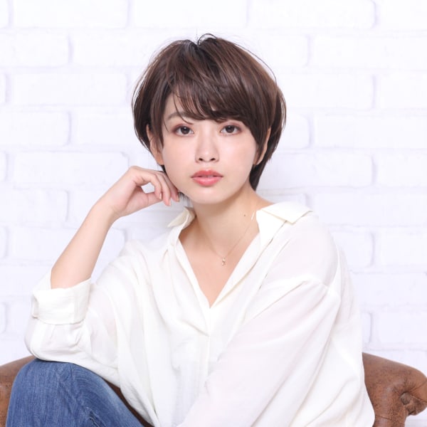 頭の形がキレイにみえるショートレイヤー