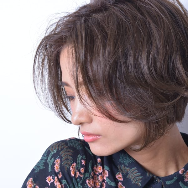 クールでオシャレな前下がりショート/ツヤ感アッシュベージュ