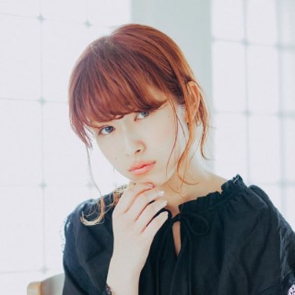 三つ編みでルーズダウンヘア