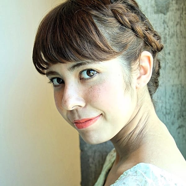 編み込んだまとめシニョン