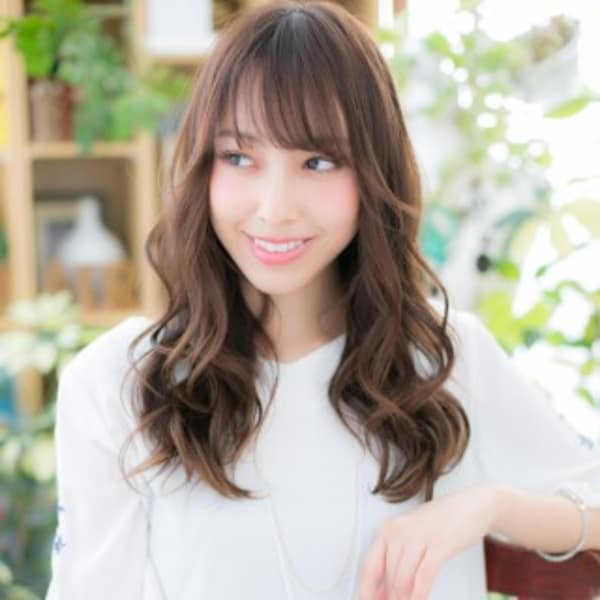 斜めバングの外国人風グラマラスロング