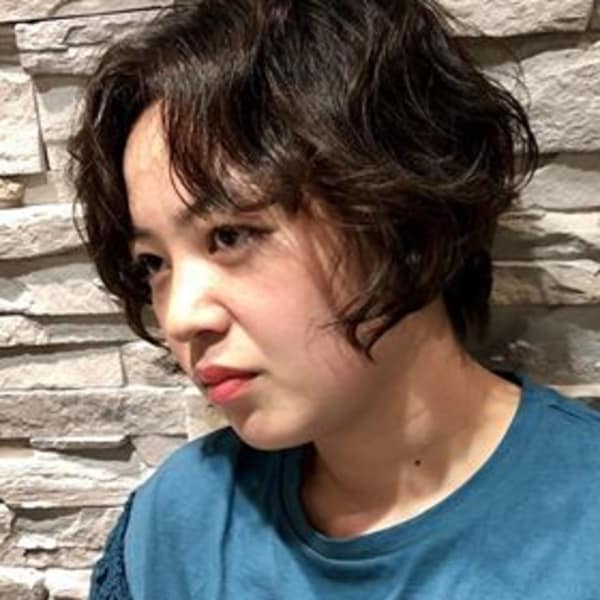 奥行きのあるスタイルはショートボブ＆パーマで大人可愛い