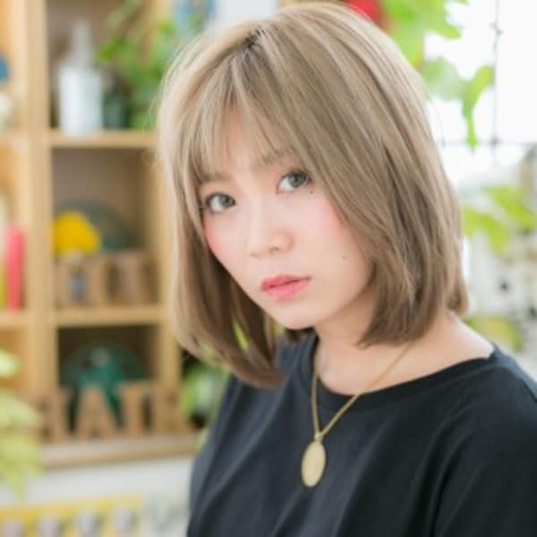 外国人風カラーの前下がり小顔ミディ