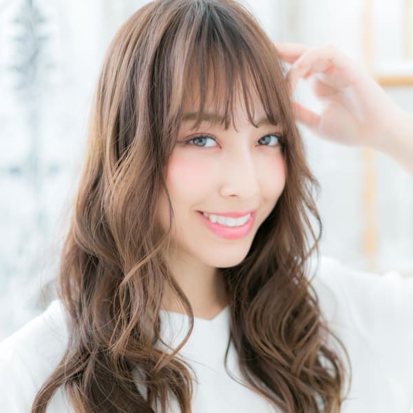 斜めバングの外国人風グラマラスロング