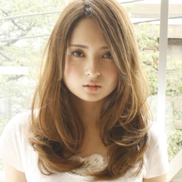 大きめカールのふんわりセミロング