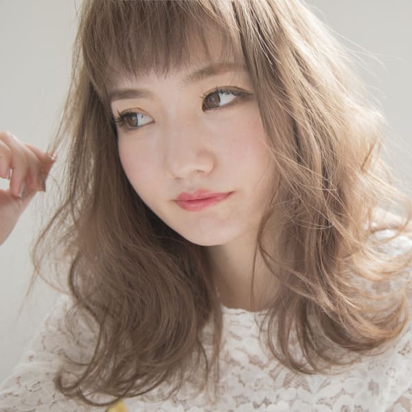 アッシュベージュの透明感と攻め前髪でかわいさアップ