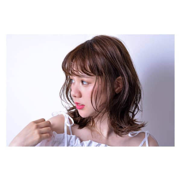 ナチュラルな動きのミディアムレングスで魅せる質感セミディ|Liraica【リライカ】