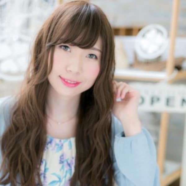 スーパーロングで小顔フェミニンスタイル