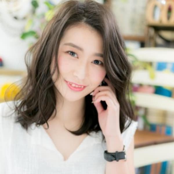 かきあげ色っぽい…くせ毛風大人ロブスタイル