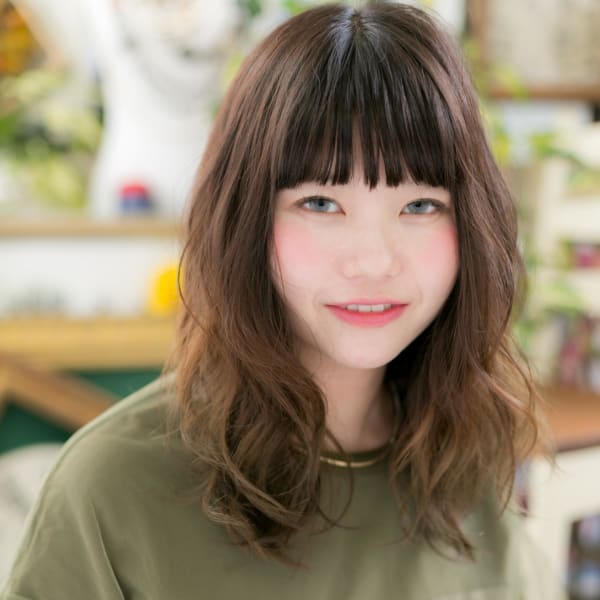 大人かわいいオン眉ぱっつんゆるふわウェーブセミウェットヘア