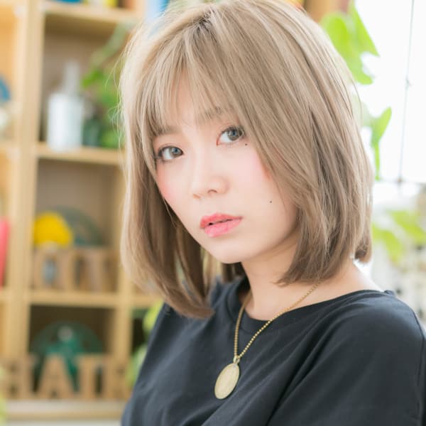 外国人風カラーの前下がり小顔ミディ