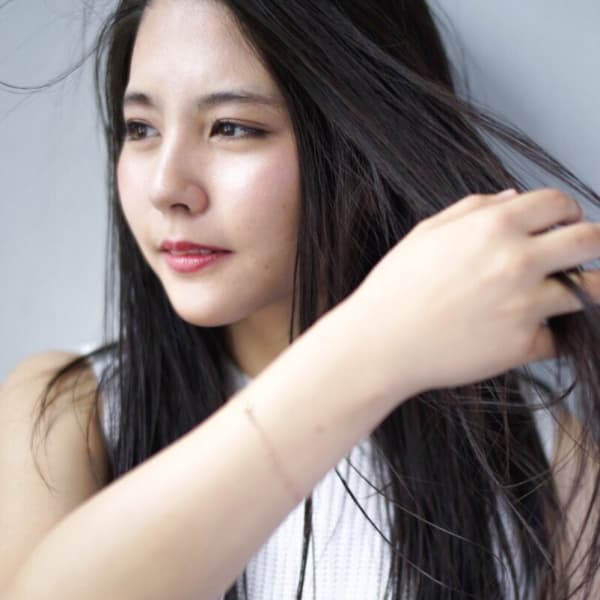 軽い束感のストレートロングヘア