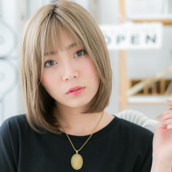 外国人風カラーの前下がり小顔ミディ