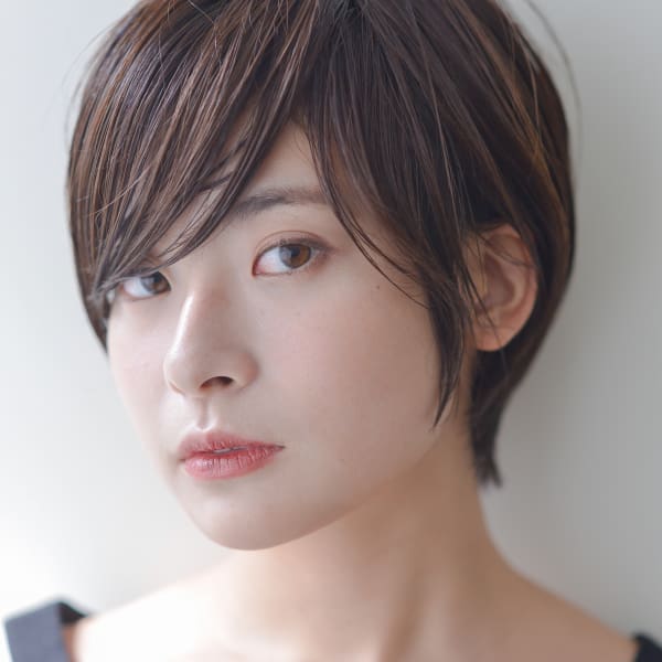 斜めバング×つやショートボブ