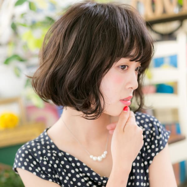 モノトーンアッシュのガーリーシースルー小顔ボブ