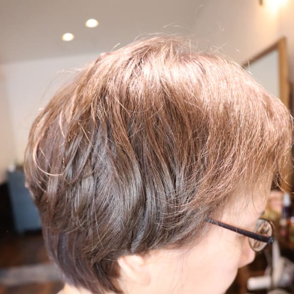 ショートスタイル　シルバーグレイッシュカラー