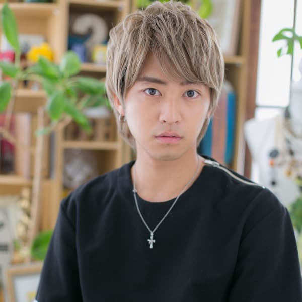 サイドパートのモテ髪束感ショートマッシュ