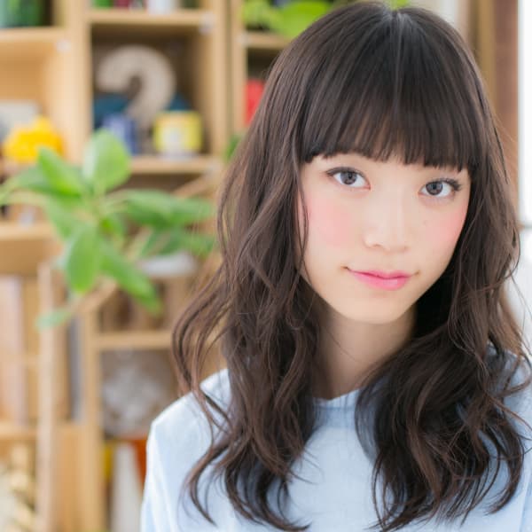 黒髪揺らめく…くせ毛風やわらかロング