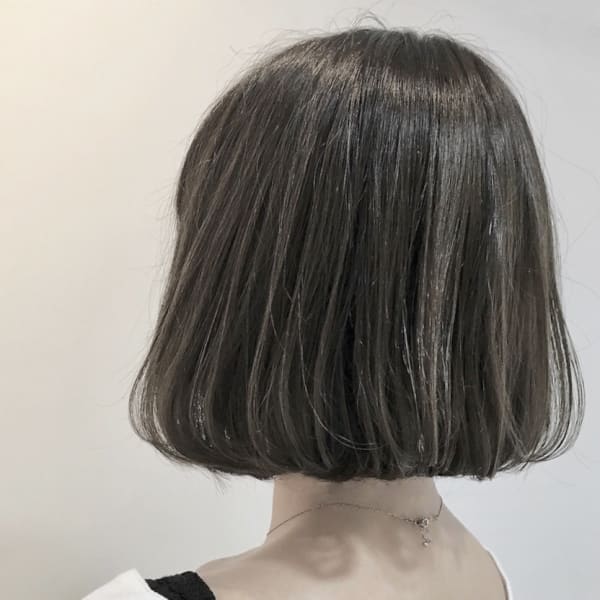 カーキグレージュ×ストレートボブ