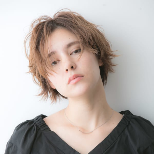 無造作パーマの大人カジュアルショート 担当しおん