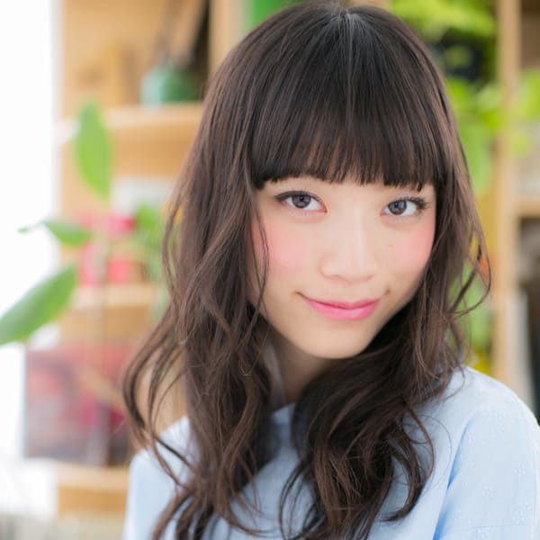 黒髪揺らめく…くせ毛風やわらかロング